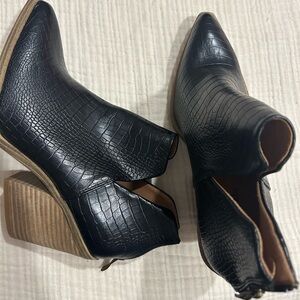 Sleek Black Ankle Boots with Textured Leather